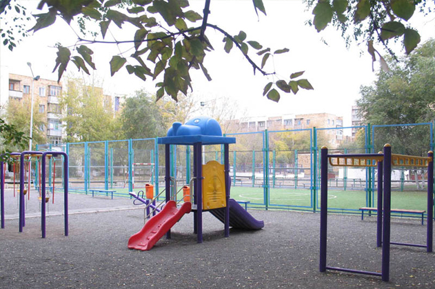 Детская игровая площадка с покрытием 